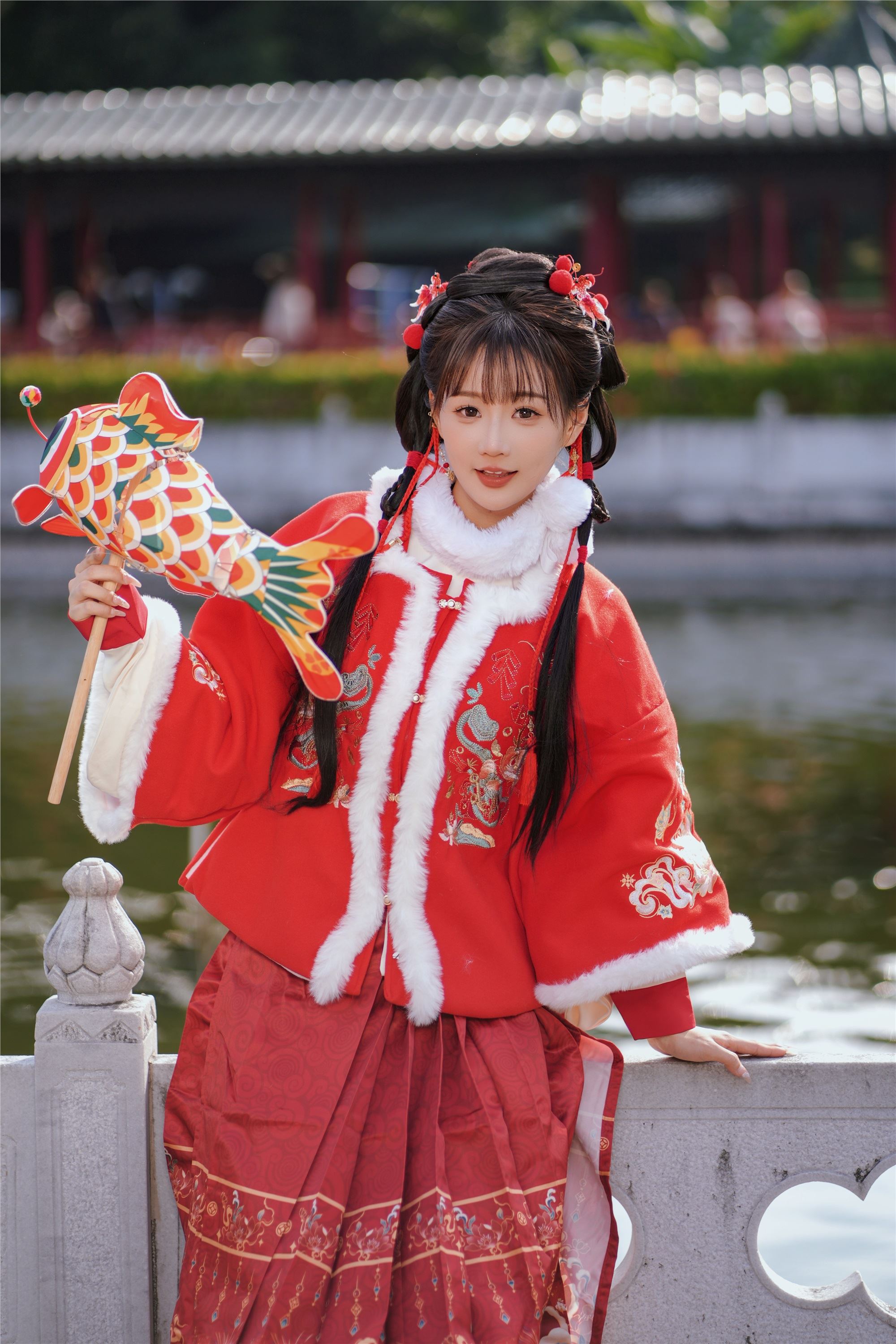 YITUYU艺图语 2025.01.31 红韵倩影 · 新年少女写真 甜心小鹿